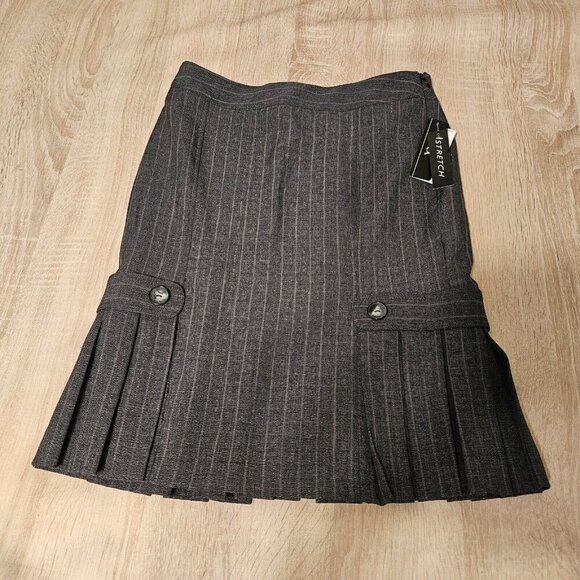 Bcx Size 5 Gray Striped Pleated Skirt Size 5 Stretch Nwt - Picture 1 of 6